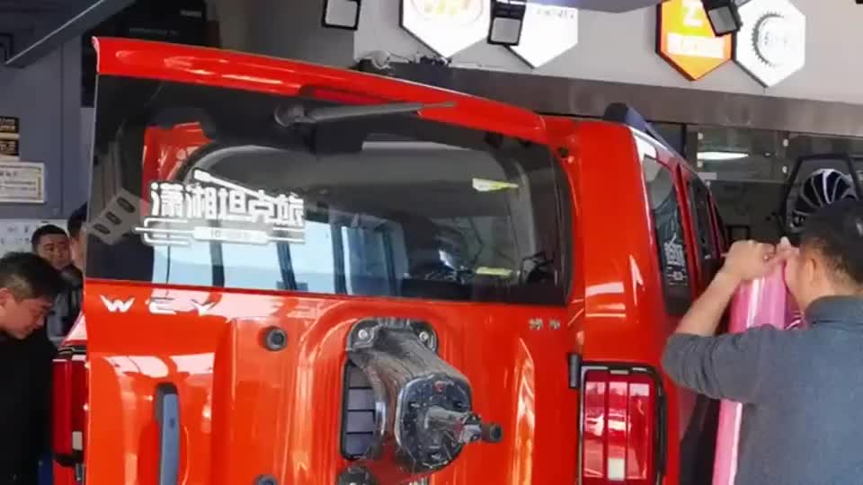 硬派越野车贴上少女粉车衣，肯定车主是女生的