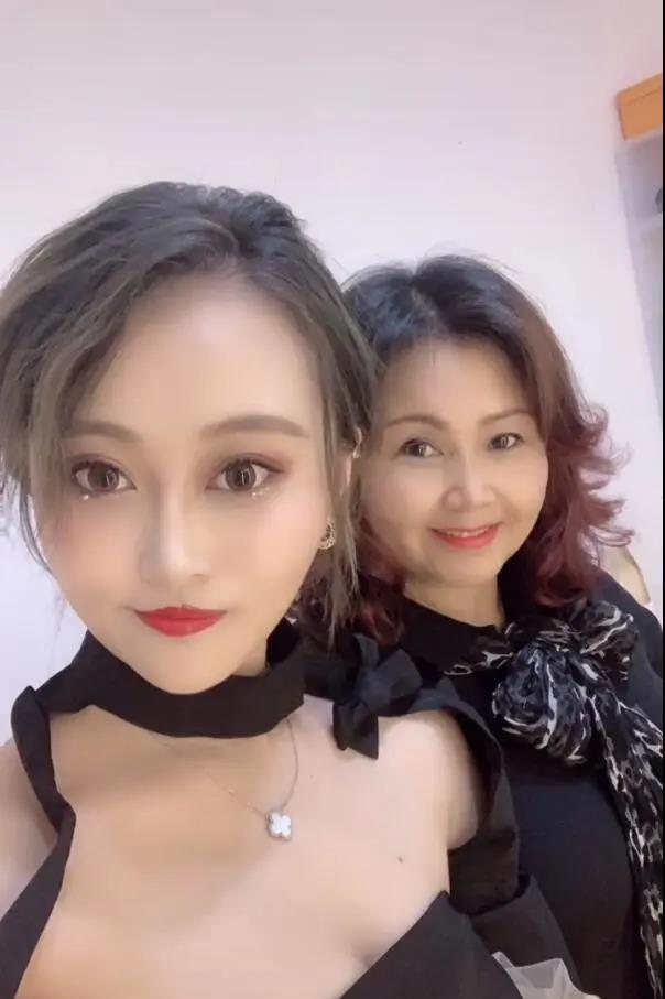 孙侨潞妈妈晒女儿生前美照求粉丝改头像太思念女儿了