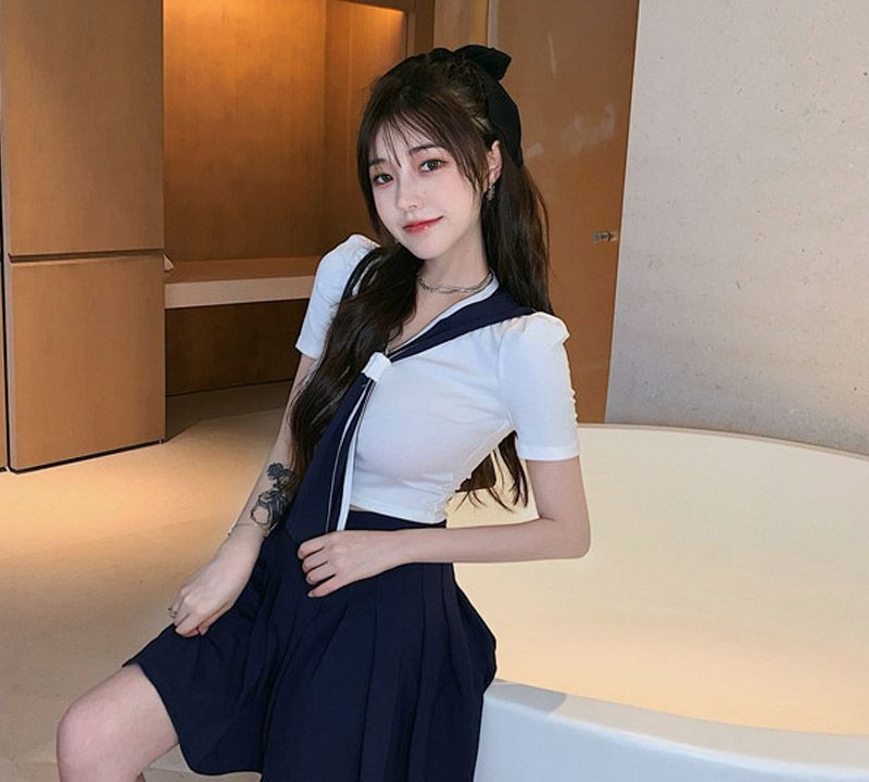 厦门双十中学身高178的校花李美乐在家中穿校服自拍照