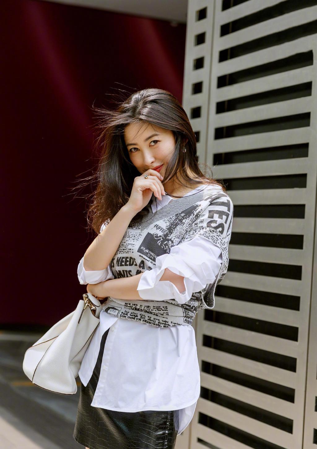 演员朱珠时尚写真,曾多次上榜全球最美面孔