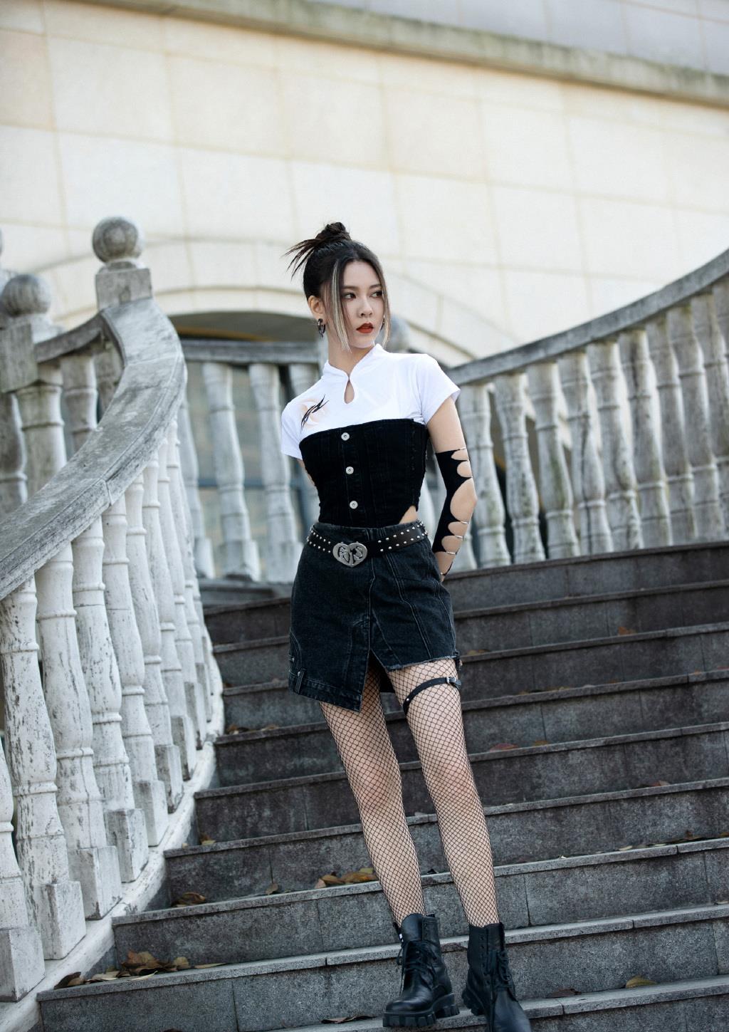 宋妍霏身穿牛仔短裙搭配黑白拼色衬衫性感又甜酷