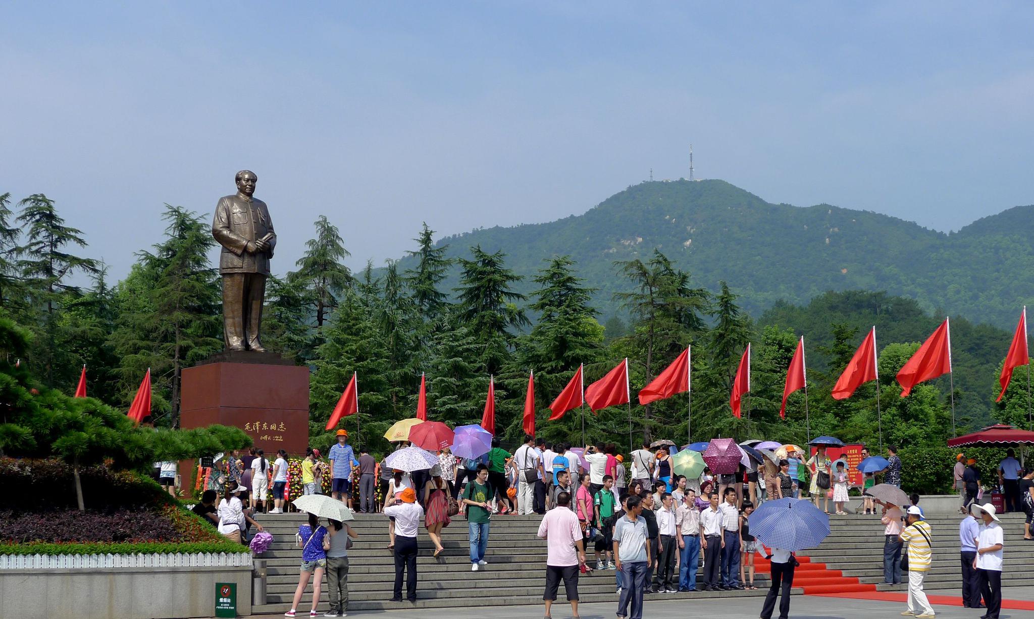 湖南:湘潭是主席的家乡,韶山冲铜像广场上每天有人瞻仰参观