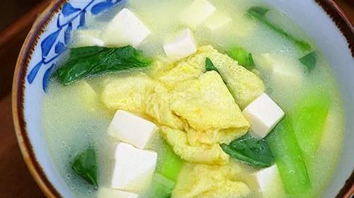 做鸡蛋豆腐汤时多做这一步鲜美无比汤色似牛奶越煮越白