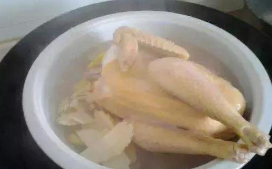 蒸鸡第4步就是在蒸锅中加入足量的水,等锅里面的水开始冒大量热气后向
