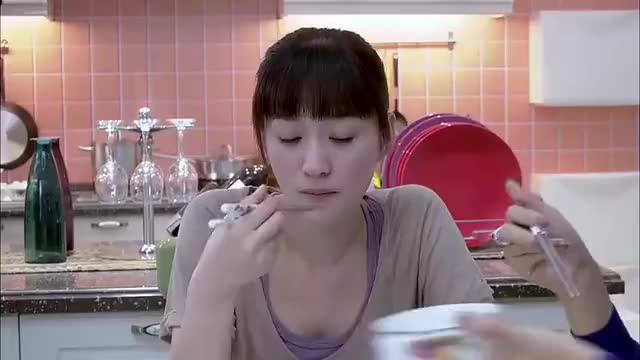 今夜天使降临,田甜嫌弃彭佳佳吃的多,竟往她碗里吐骨头,惊了!