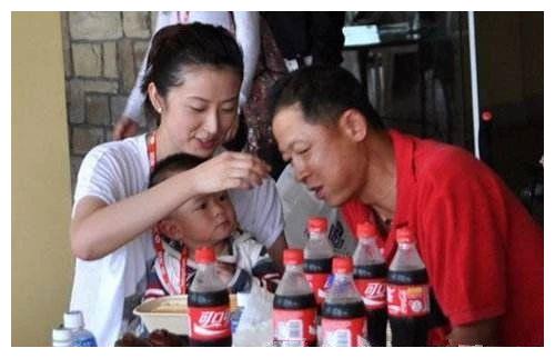 王志文全家照模特妻子身价过亿气质不凡曾绯闻不断今老实顾家