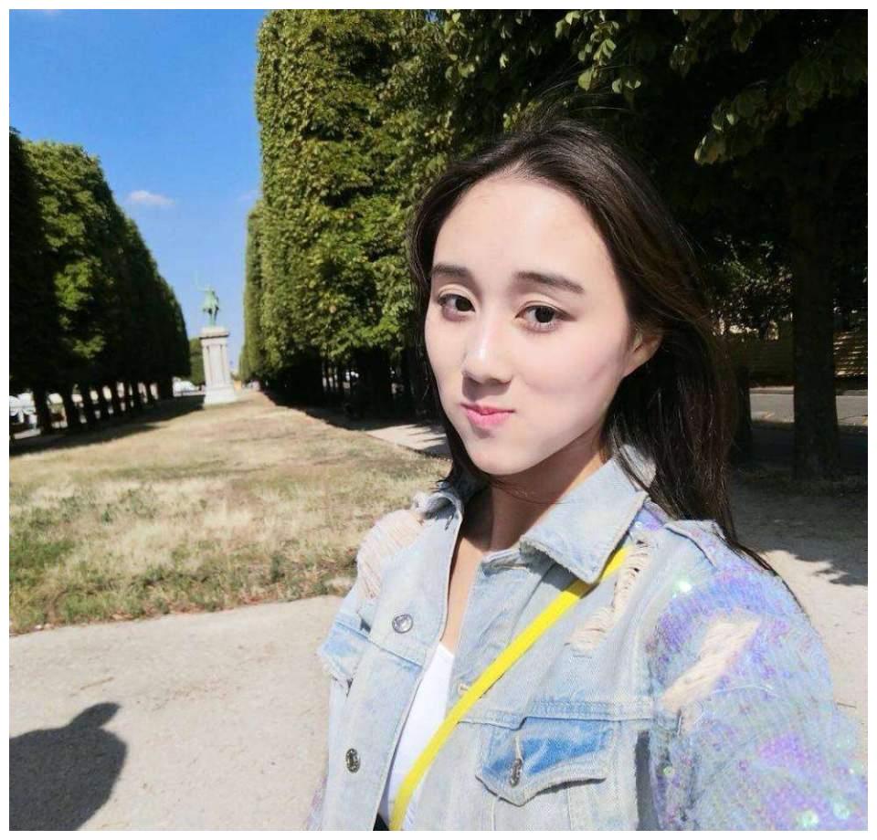 赌王四太梁安琪生下的小女儿何超欣被媒体质疑是和利智私生子