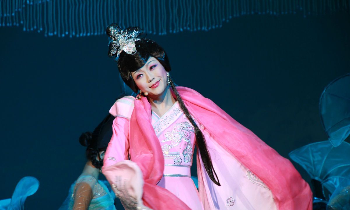 李玉刚的女装 扮相真的太美了,一颦一笑都像极了画中仙子!