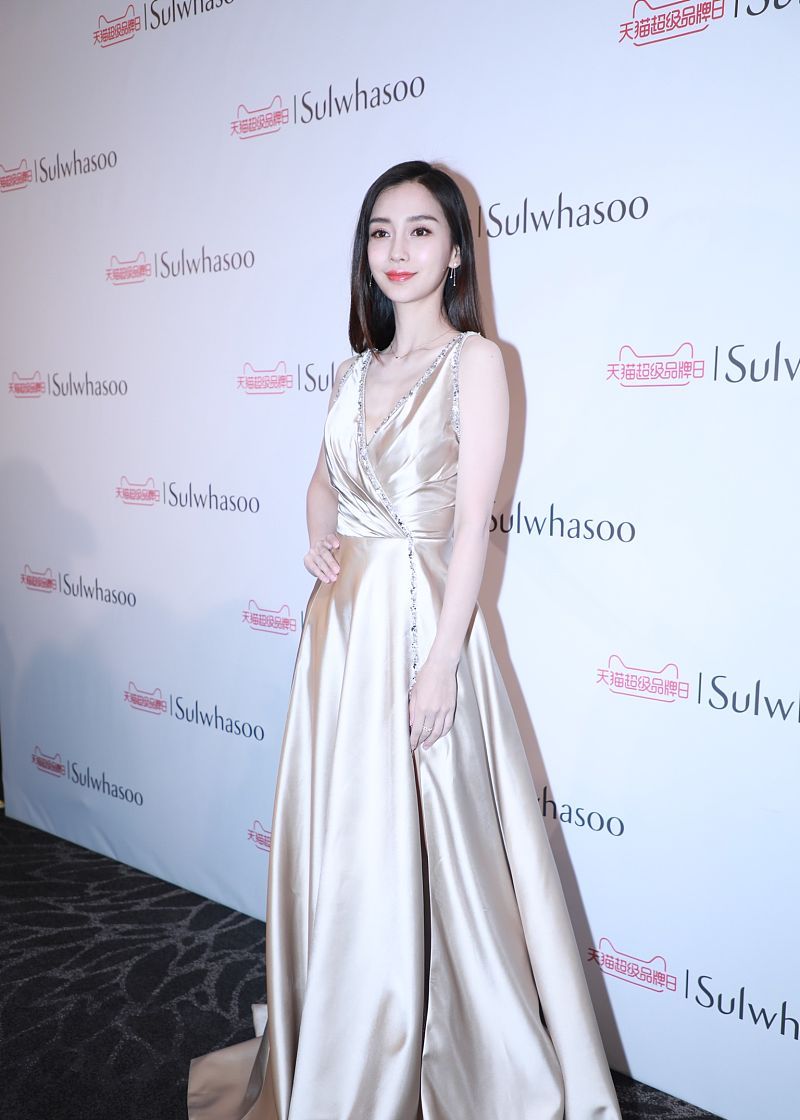 杨颖穿搭:georges hobeika金色丝缎礼服美艳温柔