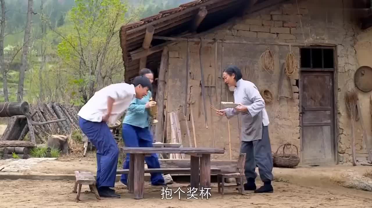 满仓进城村里人吃饭便是痛快手里抓张饼就死劲的吃