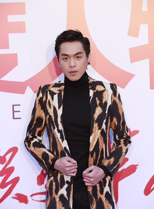 张若昀瘦到脱相也不怕唐艺昕心疼穿大衣挺帅但双眼无神太减分