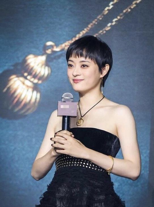 孙俪早该这么穿!黑色抹胸礼服配长耳环,优雅高贵,美得