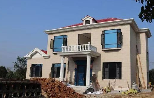 为何有些人不在农村住,还要花大价钱在老家盖新房子?