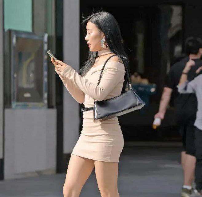 街拍:辣妈穿紧身短裙的风韵长发,我只爱她的纹身