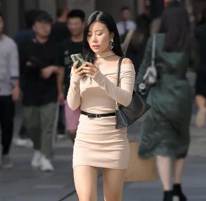 街拍:辣妈穿紧身短裙的风韵长发,我只爱她的纹身