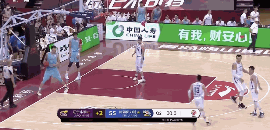 辽宁反击,外线转移球,赵继伟突破分球,给到了右侧底角的王化东.