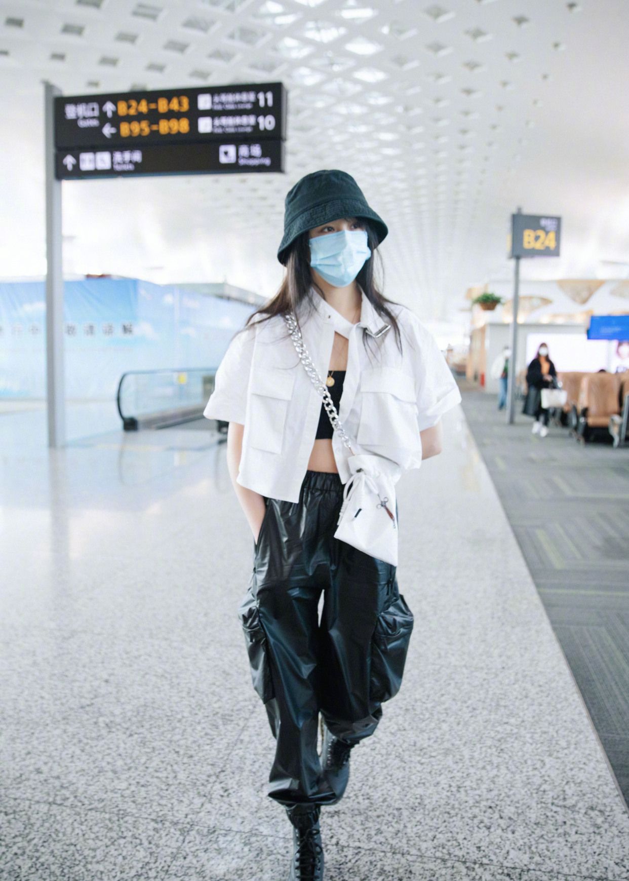 郑爽最新机场造型,工装裤马丁靴化身酷girl,网友:炸裂