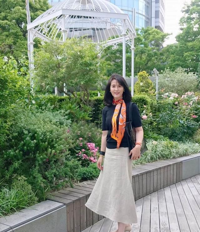 五十岁女人才不是老阿姨学日本主妇这样穿简单大方就很美