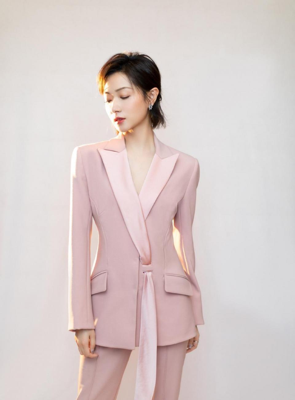 真佩服万茜的气质!明明穿了粉色西服套装,但是却霸气得不得了