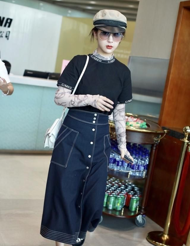 杨紫在机场终于时尚一回穿黑t恤配印花内衬茶色墨镜时髦爆了