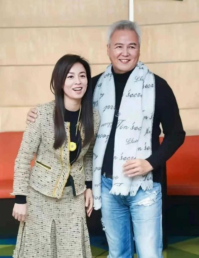 张庭夫妇又撒狗粮,穿小香风套装端庄大气,白发老公倚靠太甜腻
