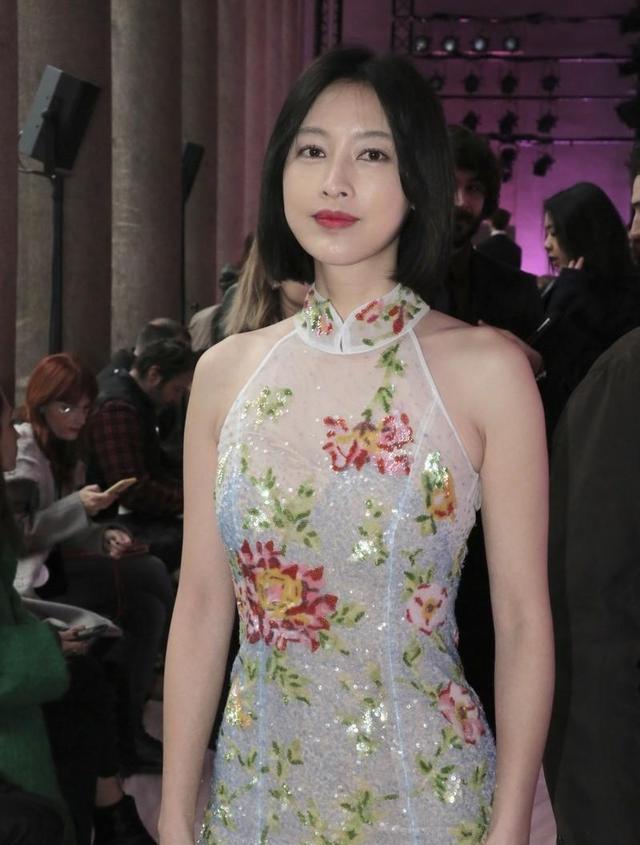 张俪穿旗袍国外看秀惊艳了改良版旗袍配短发美出新高度