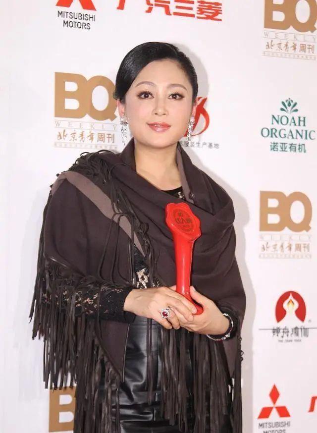 陈红也难逃中年发福?穿紧身裙勒出小肚腩,双下巴明显