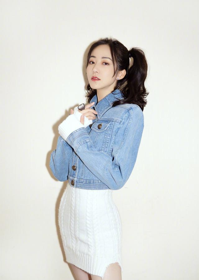 韩雪扎儿童马尾太装嫩了吧牛仔外套搭配开叉裙青春又俏皮