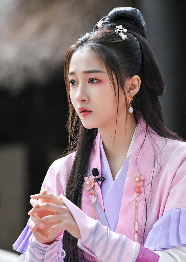 关晓彤古装造型录制节目美到爆小乔唯美桃花妆显古韵气质