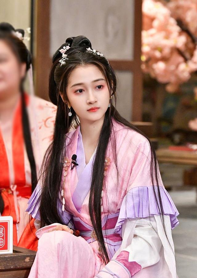关晓彤古装造型录制节目美到爆小乔唯美桃花妆显古韵气质