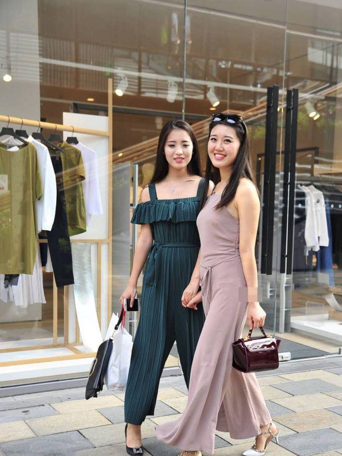 街拍,,美女闺蜜粉色衣服出街, 穿出粉色萌少女感觉