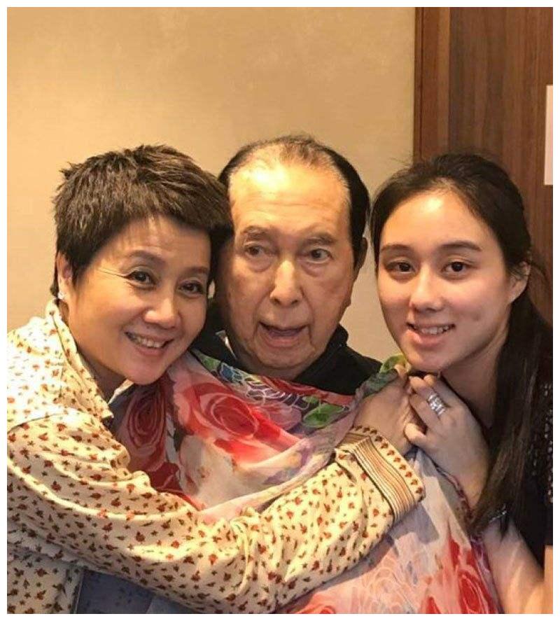 赌王四太梁安琪生下的小女儿何超欣被媒体质疑是和利智私生子
