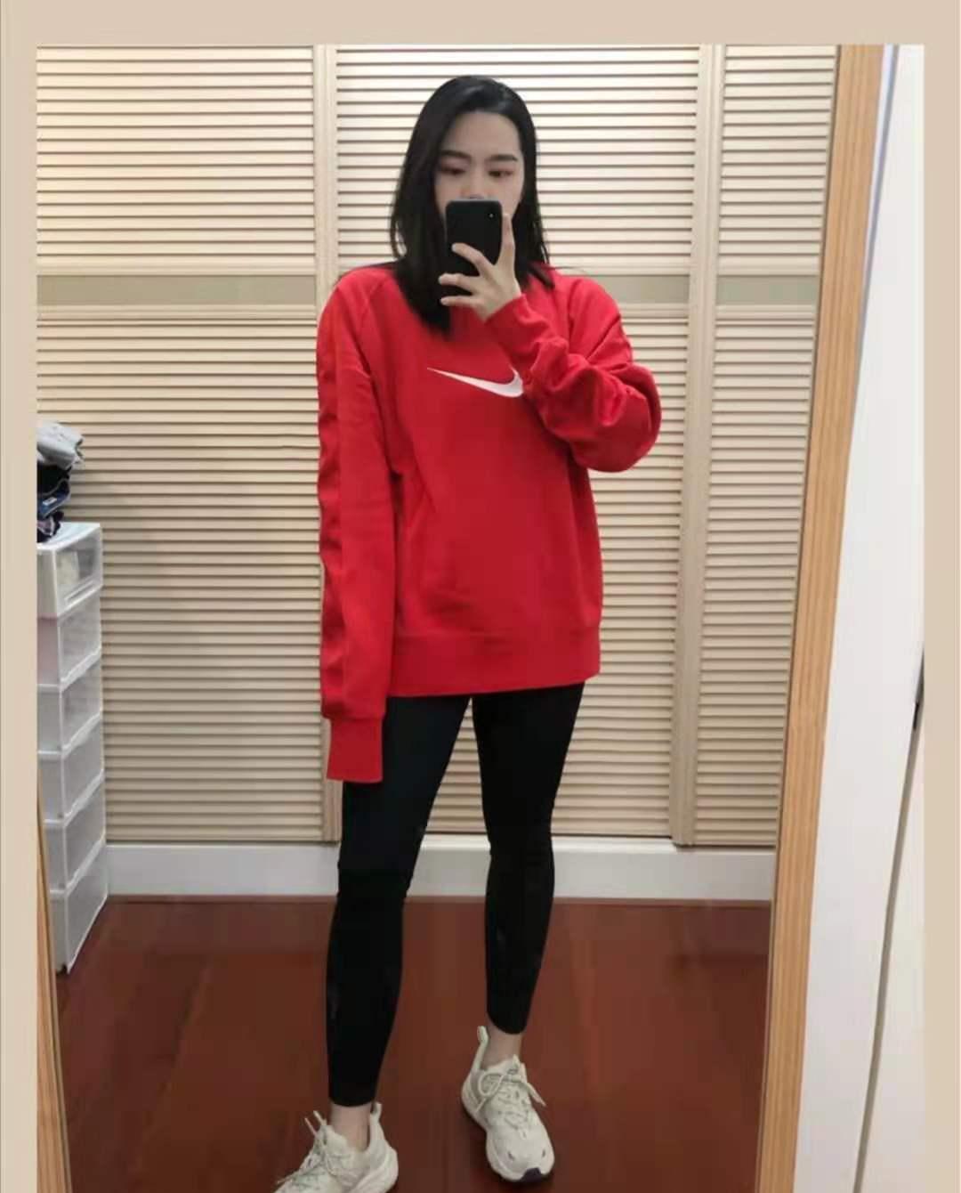 红色卫衣配什么颜色裤子好看