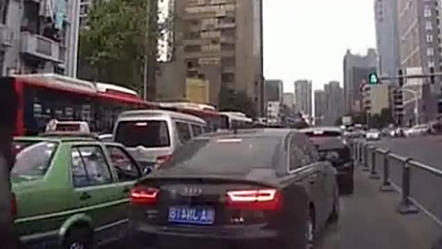 监控实拍，堵车时被监控全程拍下羞人画面