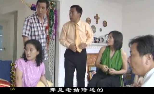杨光的快乐生活杨光放音响没声音老姑一碰吓晕了过去