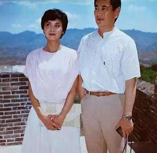 "女儿国国王"朱琳韵味犹存,穿简约套装精神好,看不出快七十岁