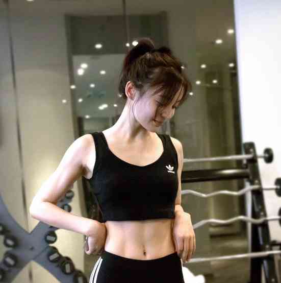 袁姗姗不愧马甲线女王多次因身材上热搜看完我不想吃饭了