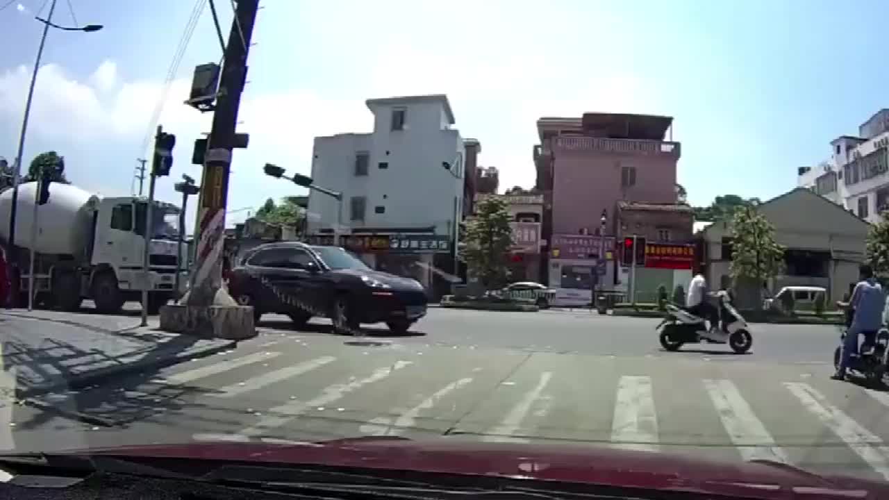 行车记录仪实拍：路怒症！搅拌车真把自己当卡宴了？