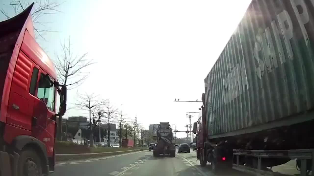 行车记录仪：没有600万保险都不敢这么开，太吓人了