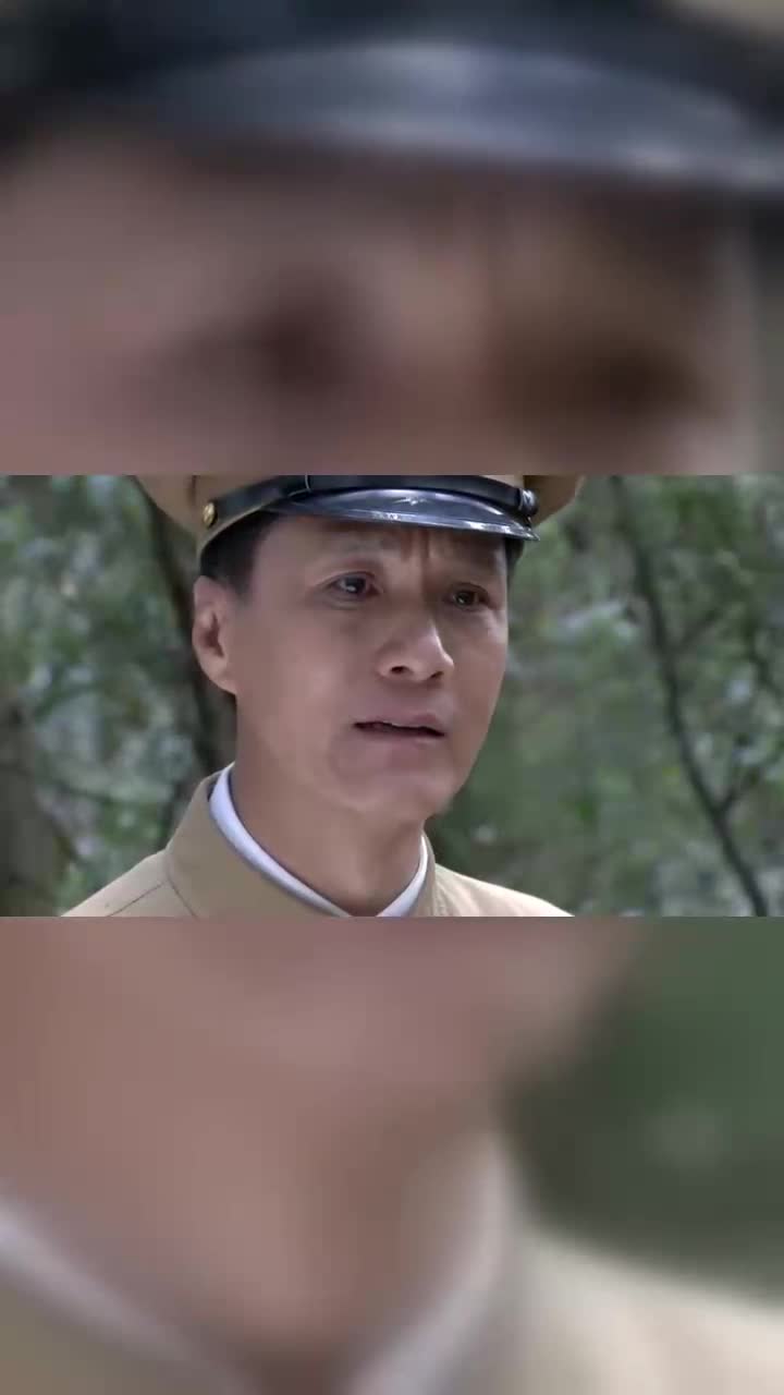 盾神医生把孙四康身上藏着的汤伯凡的全家福交给曹政