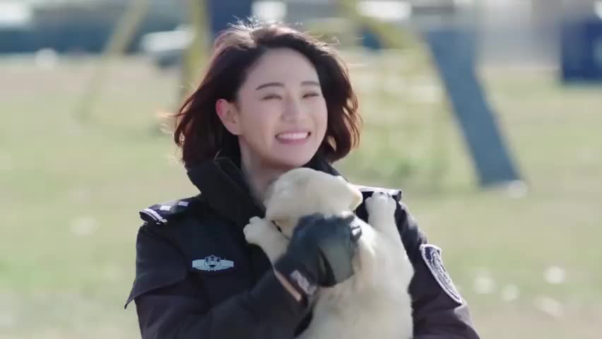 01:37 警花与警犬:警花真是太宠爱小樱桃了,还把它带进了宿舍!