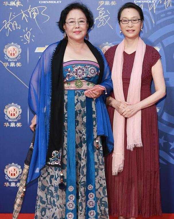 斯琴高娃华贵起来没得比丰满身材还穿汉服硬把奚美娟衬成路人