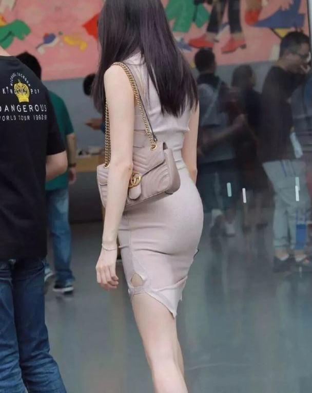 街拍美女:魔鬼身材包臀裙翘臀美女