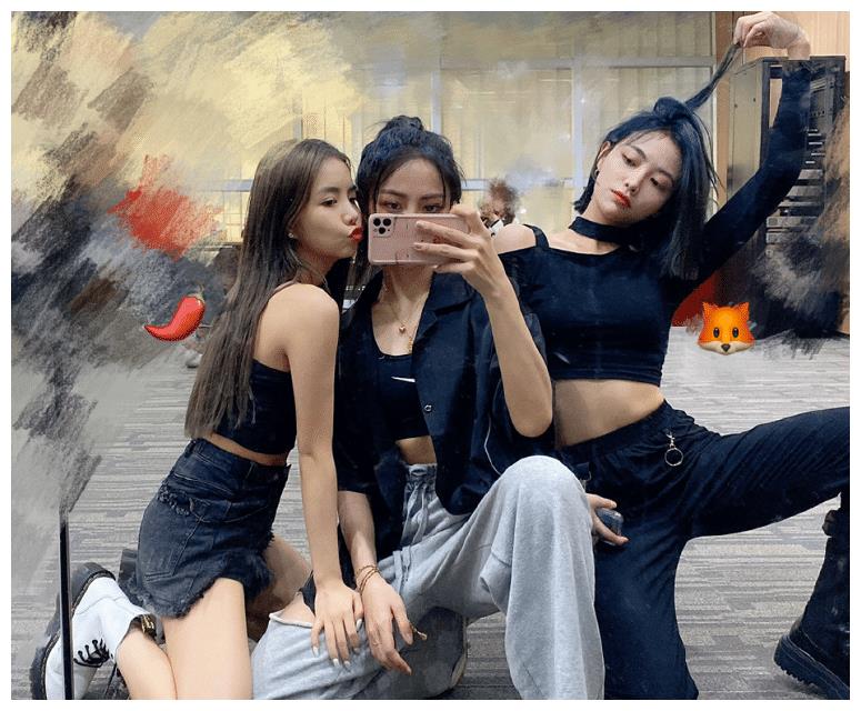 THE9训练房玩自拍,赵小棠沙雕,虞书欣酷帅,喻言却偏不一样