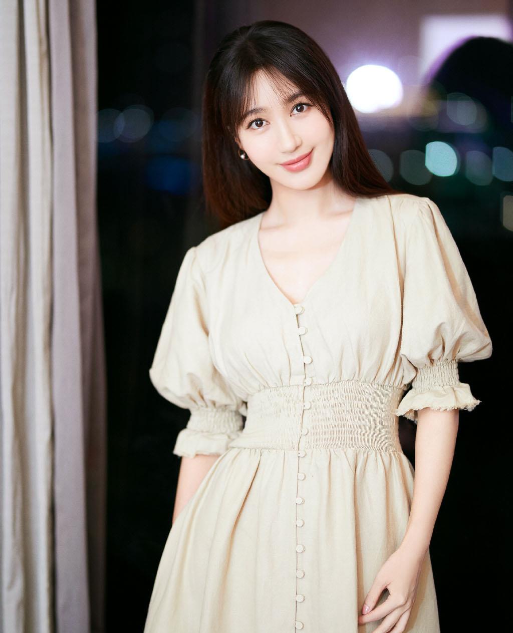 李菲儿少女颜迷人,浅色牛仔外套搭一步裙,牛奶白长