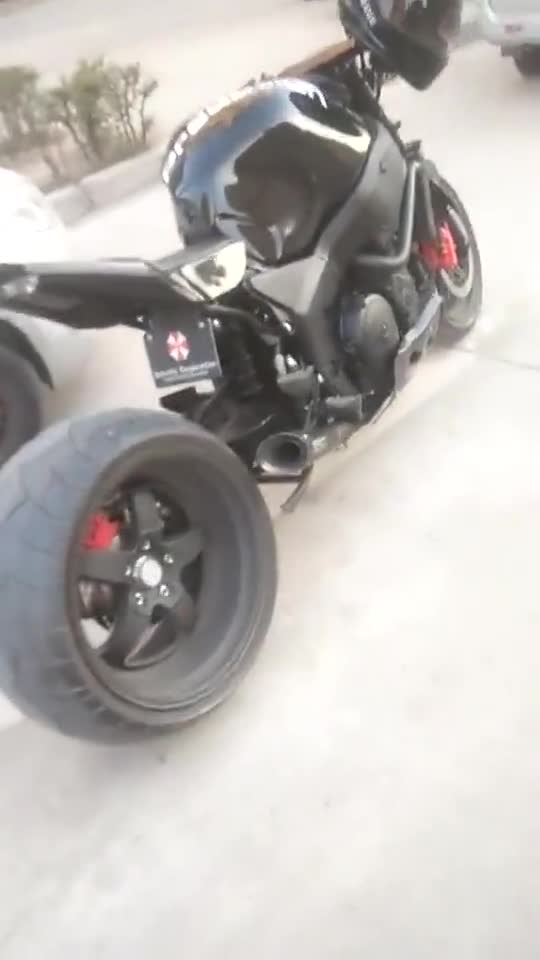 偶遇超酷的摩托车轮胎超宽长见识了