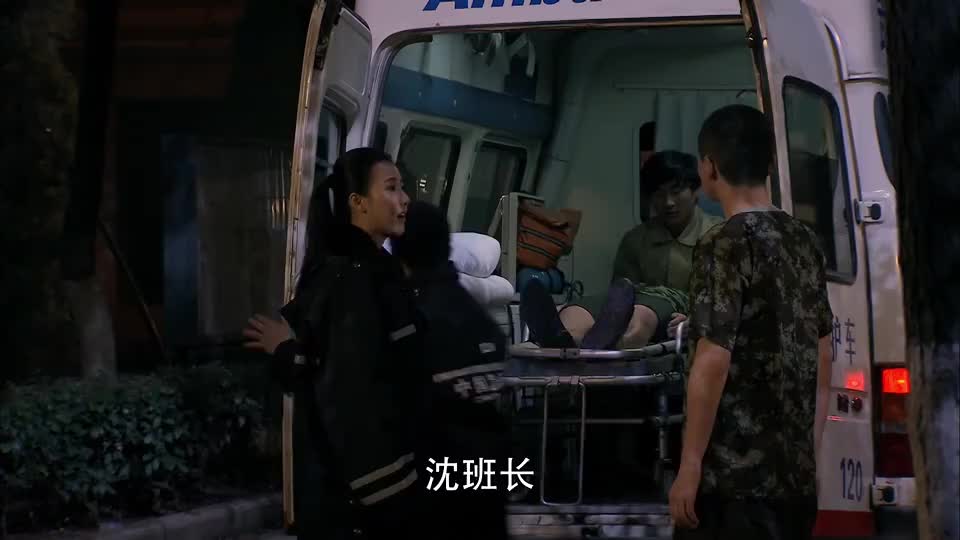 火线英雄张可心看到丁子龙的手受伤拿酒精帮他消毒
