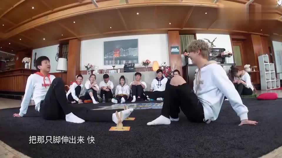邓超鹿晗穿五指袜互夹脚趾疼到大叫鹿晗满脸通红与邓超僵持不下