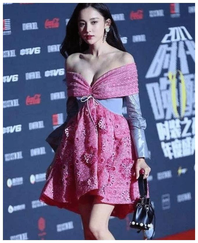 古力娜扎有多敢穿?大胆挑战七十度液体裙,真当自己没男粉吗?