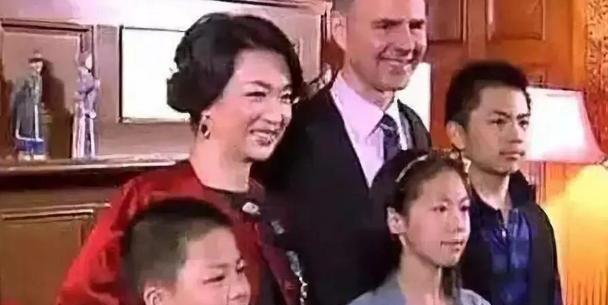 金星与汉斯离婚用时5分钟,刚出民政局,就进了派出所